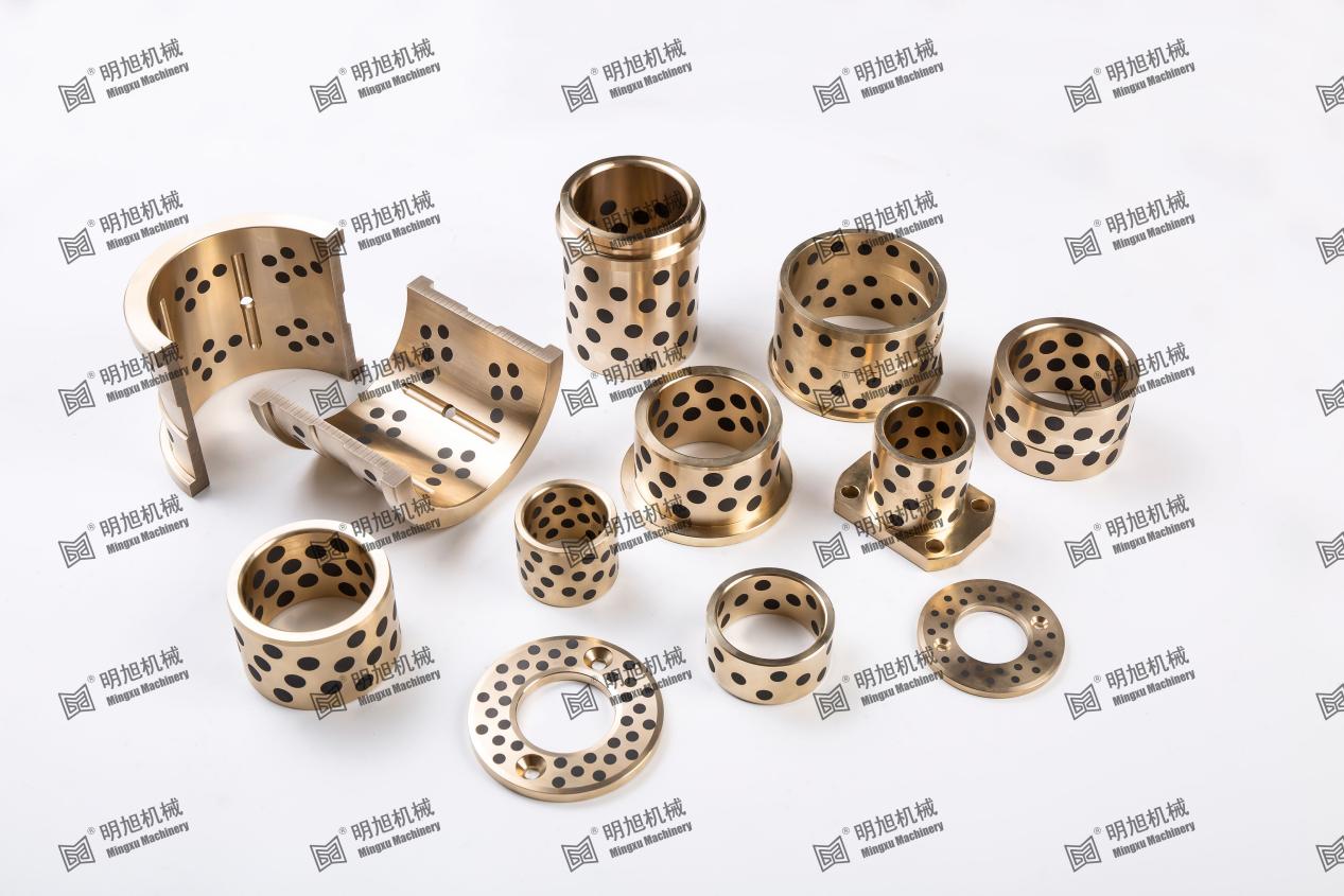 Que fatores devem ser considerados ao selecionar entre bronze, aço e cerâmica como material base para rolamentos de lubrificação sólida?