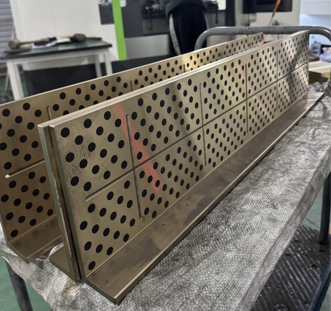 Quais são as diferenças entre bronze de estanho e bronze de alumínio em rolamentos auto-lubrificantes?